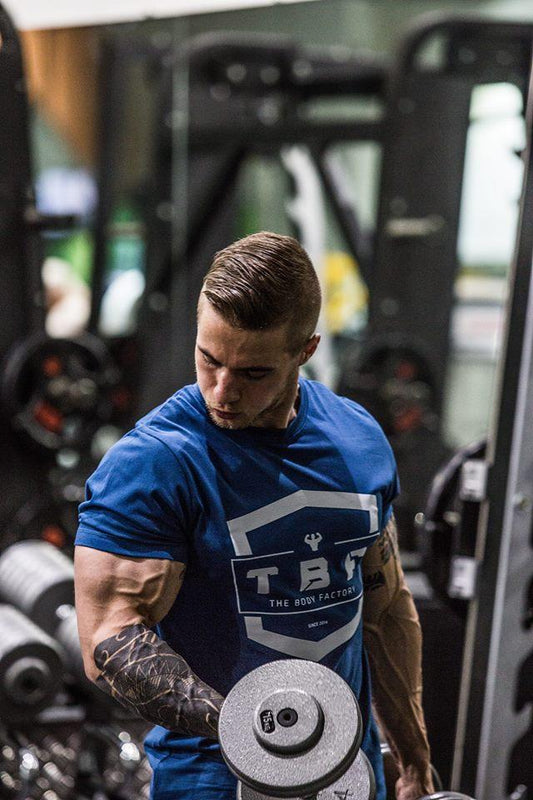 Træningsøvelse - Dumbbell bicep curls - Thebodyfactory.dk