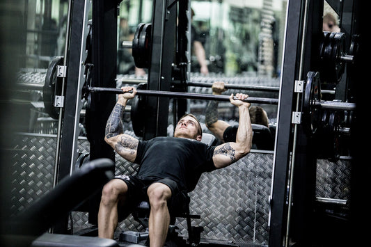 Træningsøvelse - Incline chest press i Smith machine - Thebodyfactory.dk